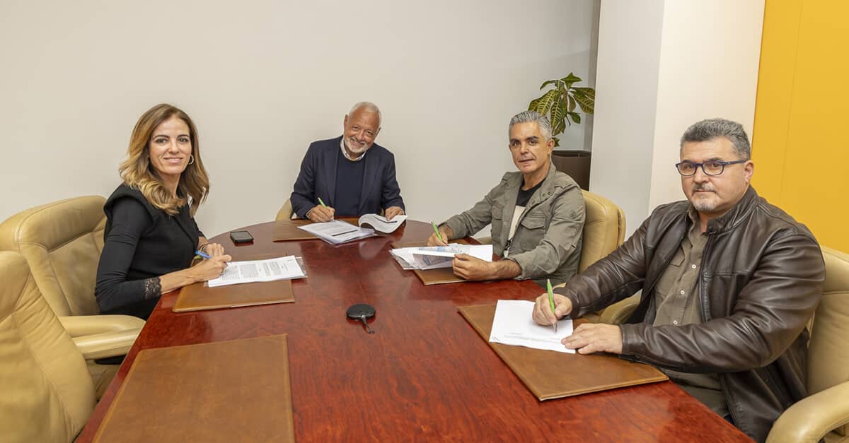 Firma del acuerdo entre Terencio Supermercados y HiperDino