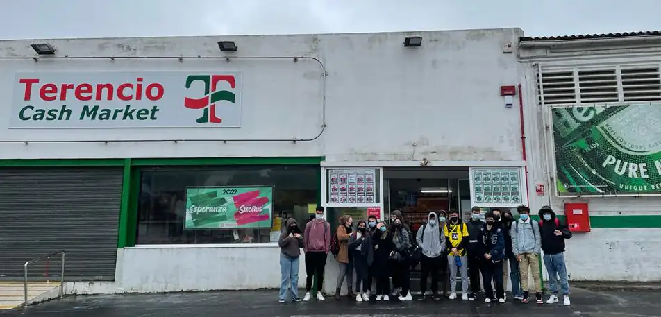 Grupo de estudiantes de bachillerato visitando Terencio
