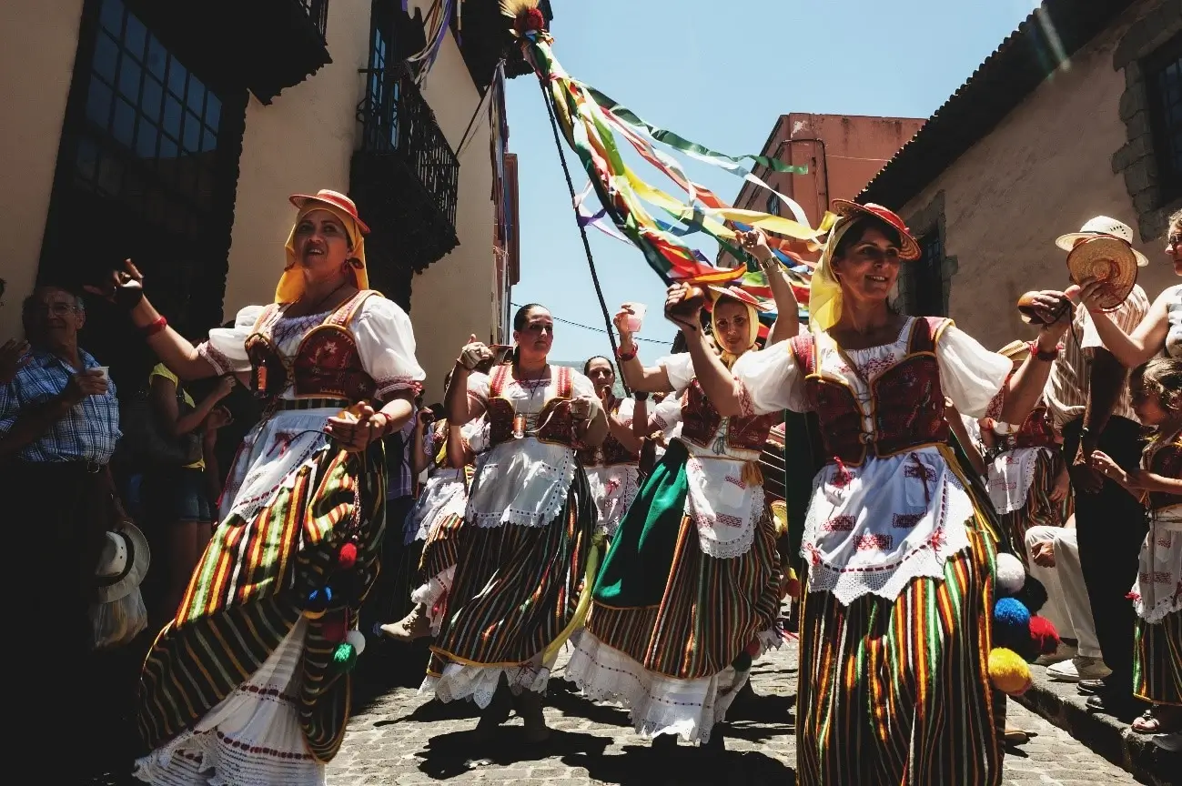 Ambiente de fiesta canaria: música, color y traje típico