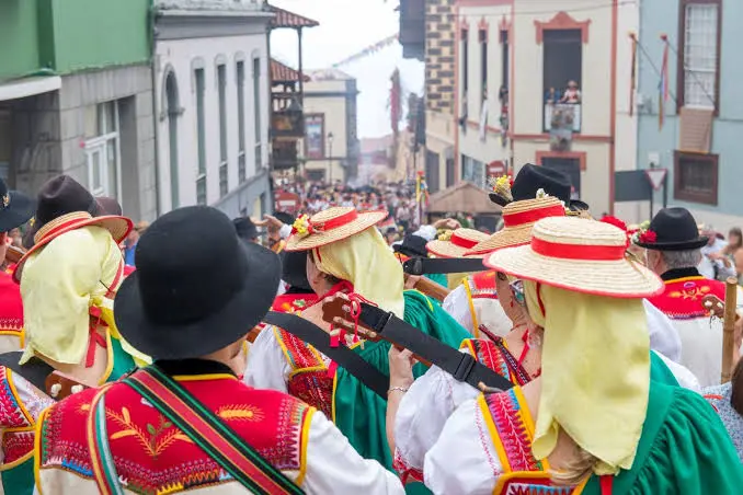 Carreta engalanada y ambiente de romería canaria