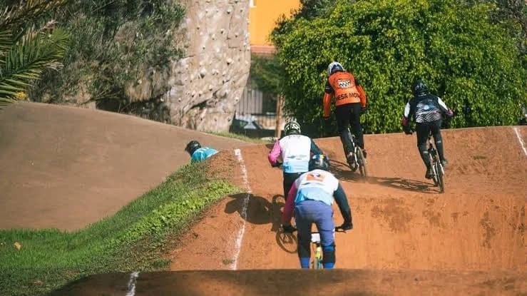 Skate y deportes urbanos en una plaza