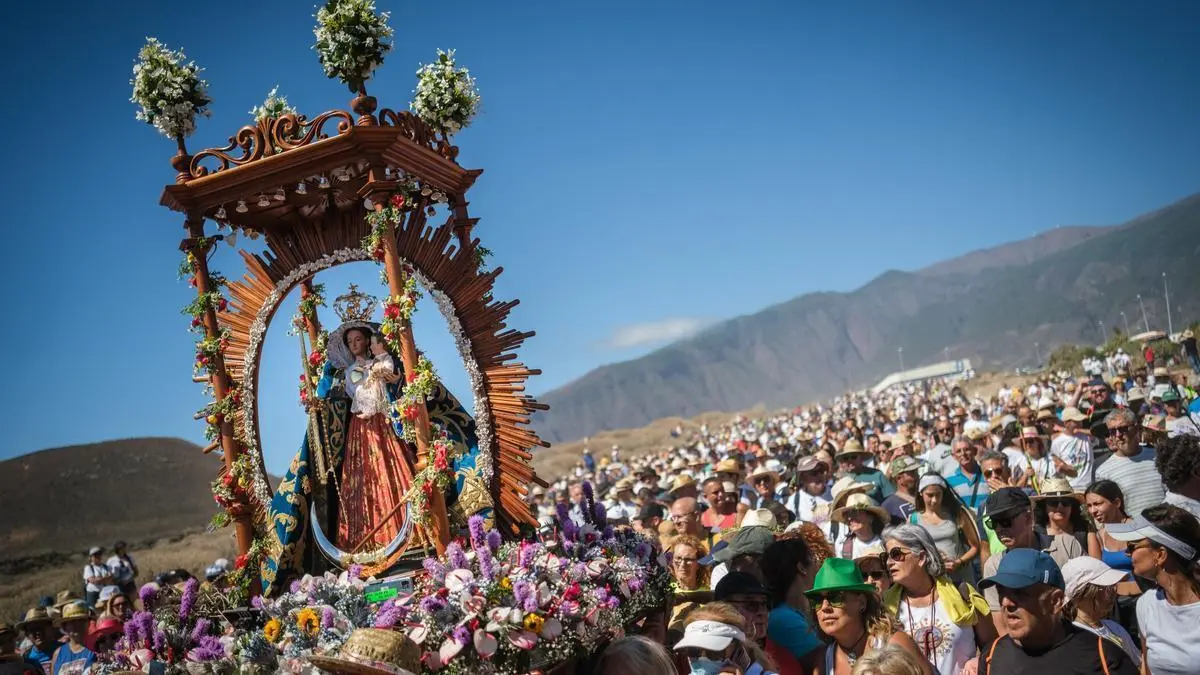 Traje típico y ambiente de fiesta en una romería canaria
