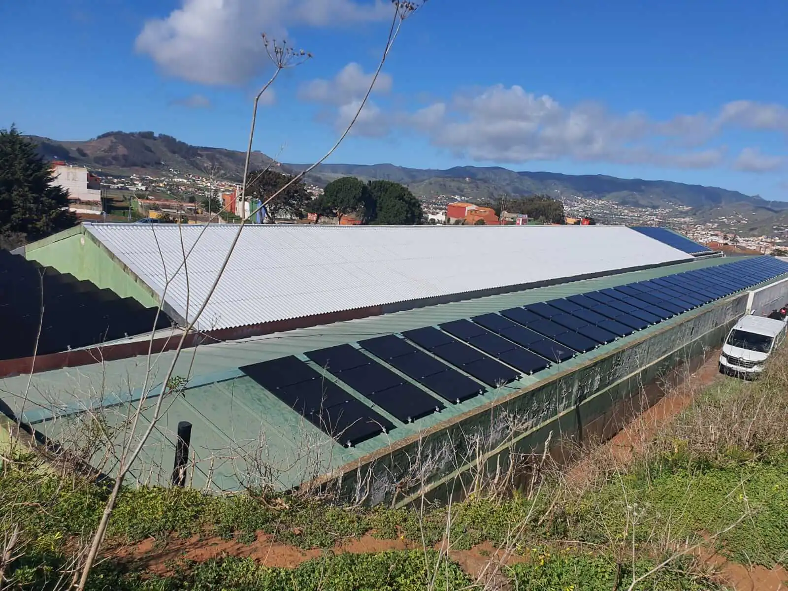 Instalación de paneles solares en la cubierta de Terencio